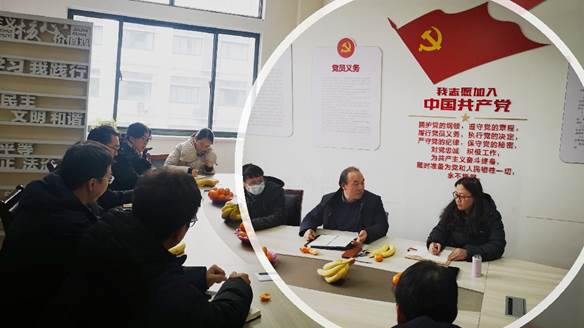 图片包含 游戏机, 桌子, 男人, 女人 描述已自动生成